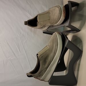 Sorel Women's Out N About Plus Slip On Shoe in great condition size 6